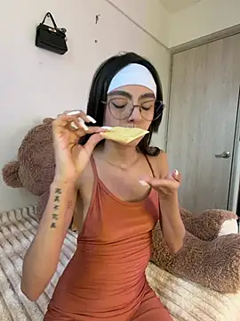 ZaraLuuvのライブXXXチャット