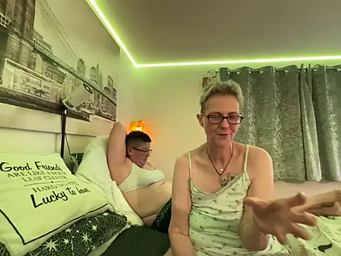 Curvy-Jinx's Webcam Show