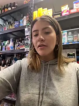 Andrea_19blonde Pertunjukan Webcam