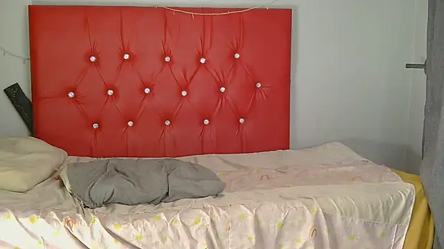 XXX chat uživo modela SlipperyLipsX