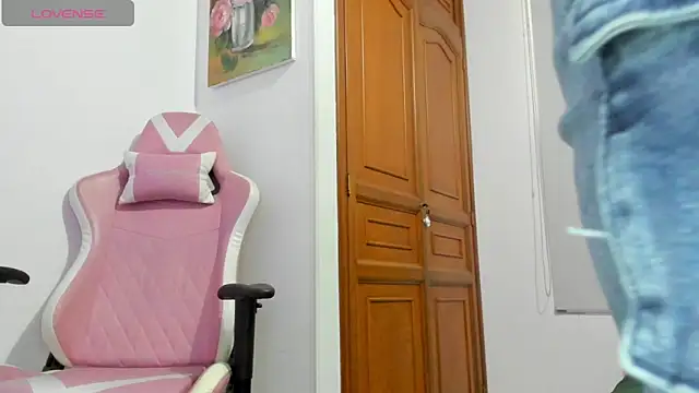 Andrea-Queen's Live XXX Chat