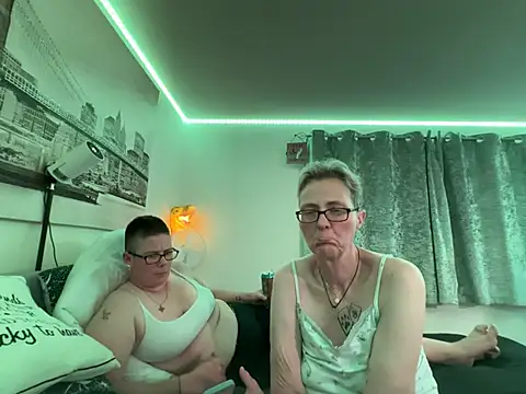 Chat XXX en directo de Curvy-Jinx
