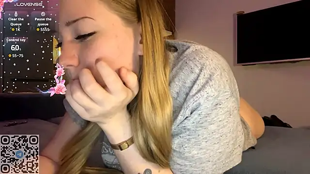 PandaFluffのライブXXXチャット