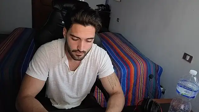 Al3xox02: διαδικτυακό σόου στην κάμερα