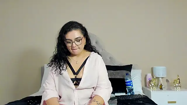 AlmaraRouge live XXX chat