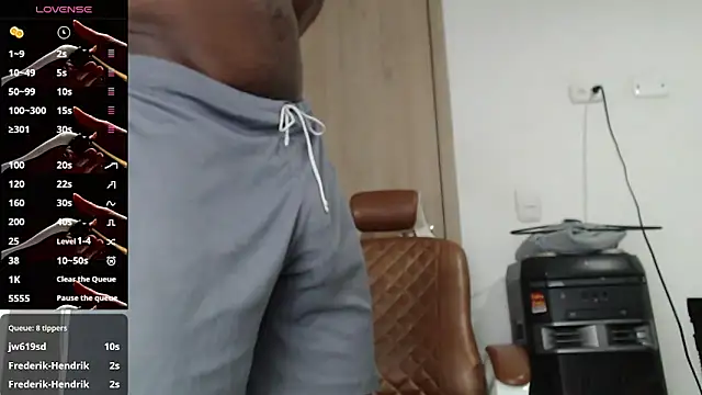 thomsom23: διαδικτυακό σόου στην κάμερα