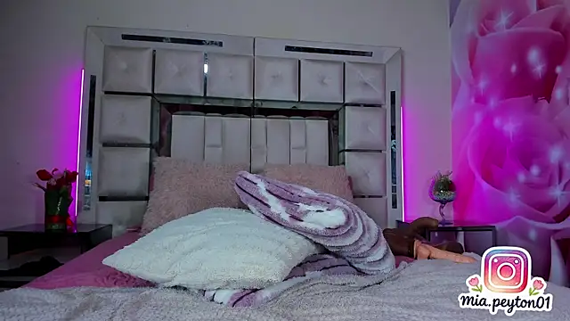 mia_peyton Show in webcam