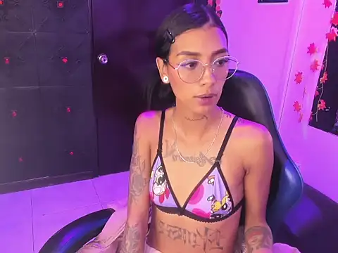 Czat XXX na żywo – KarlaSlutSkinny__