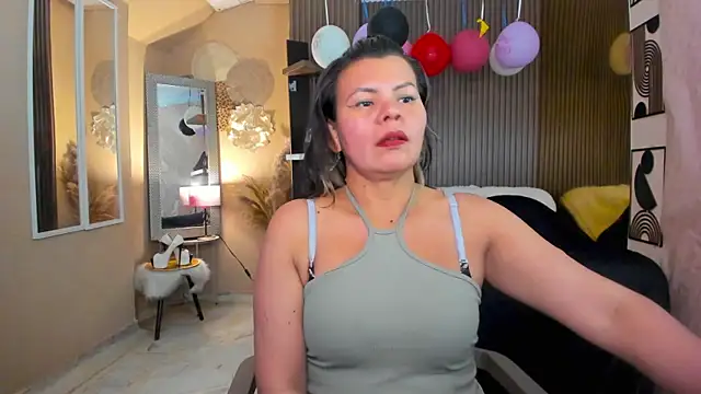 KiaraXMilfのライブXXXチャット