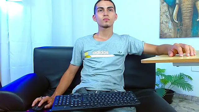 lucass_18 live XXX chat