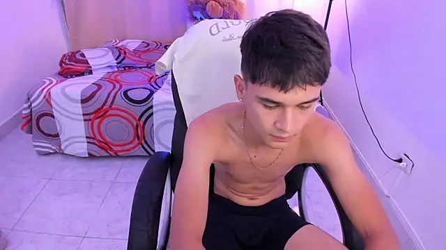 Aron_BoyyのライブXXXチャット