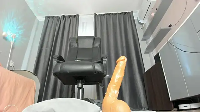 XXX chat uživo modela emy_lovee