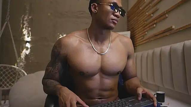 Logan_Varela Live XXX-Chat