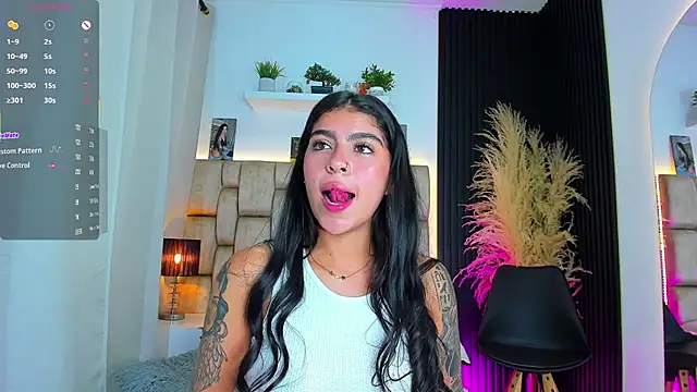 Chat +18 de little_sophie18 ao vivo