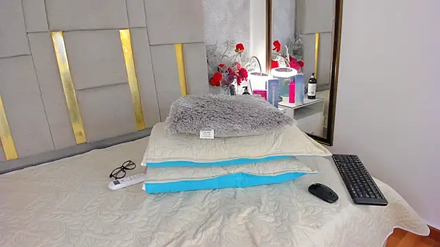 IsisBrown_ Show Webcam