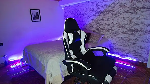 Chatroom XXX en direct de Camila_IRoose