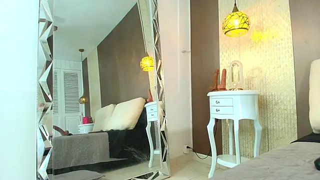 Tiifany_Baker Adlı Modelin Canlı XXX Sohbeti