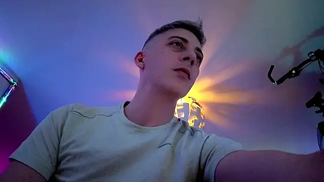 1Hugo1 Show in webcam