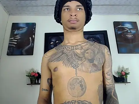 Tatoo_Noah: διαδικτυακό σόου στην κάμερα