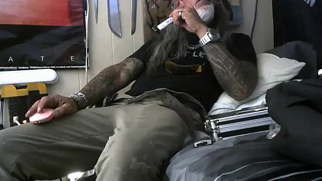 crassanova: διαδικτυακό σόου στην κάμερα