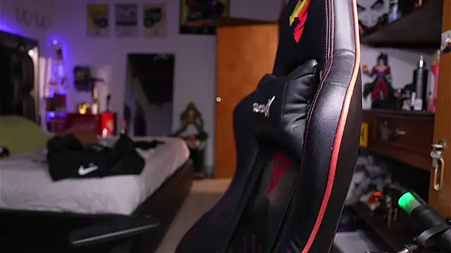 logan_hugh8 Show Webcam