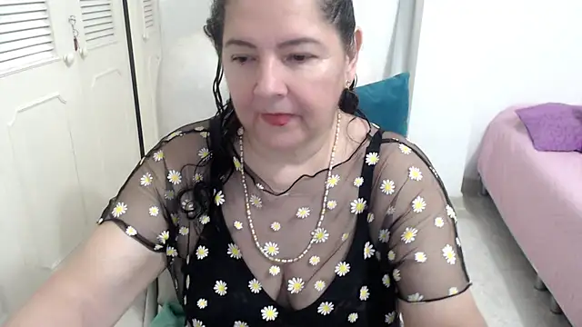 leonela_69's Webcam Show