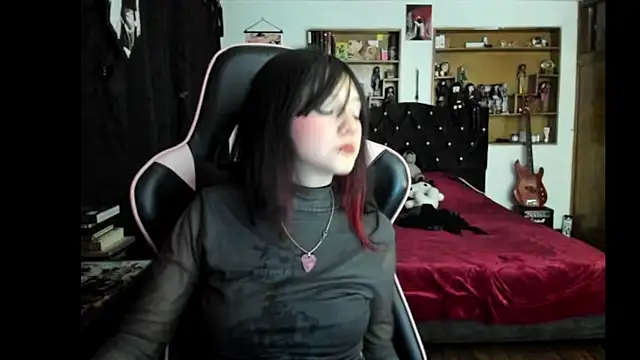 Maki_Zein_ Show in webcam