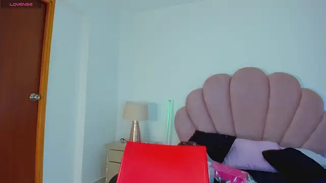 XXX chat uživo modela MikaelaStone