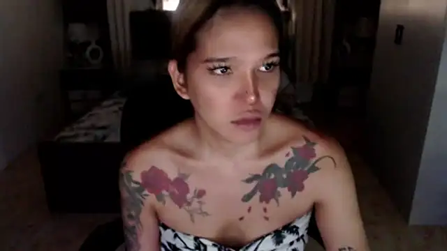 Evalyn_Shemale Pertunjukan Webcam