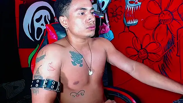 Show modela Nikkithebeastx na web-kameri