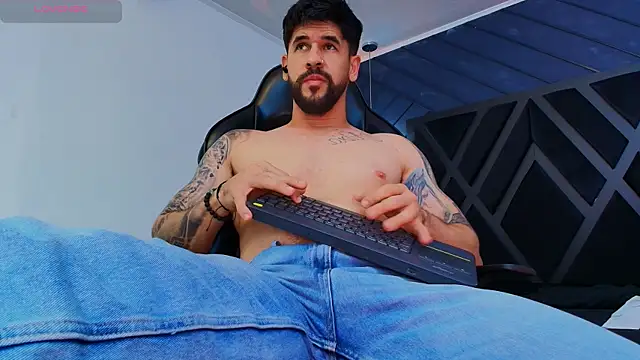 Petesevans élő XXX-chatje