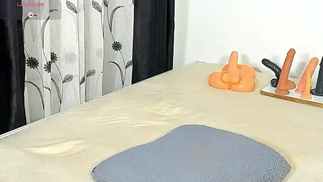 CREAMY_BUBBLEGUM Chat XXX in diretta