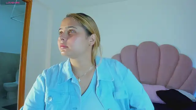 MikaelaStone Chat XXX live