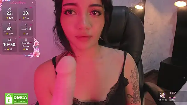 Darky_Doll: διαδικτυακό σόου στην κάμερα