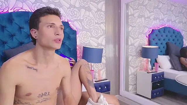 ChloeAndJeanPaul Show Webcam