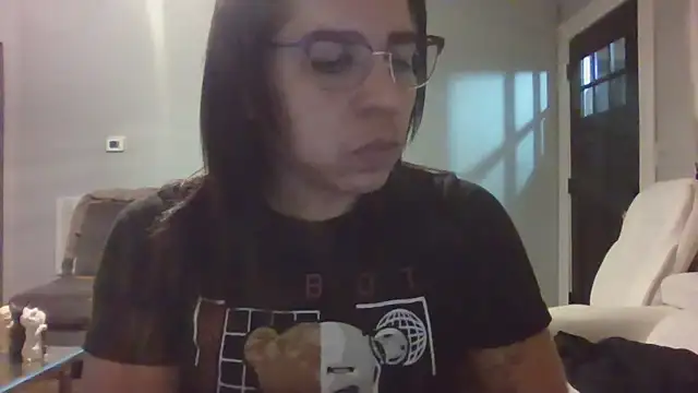 Mkdana: διαδικτυακό σόου στην κάμερα