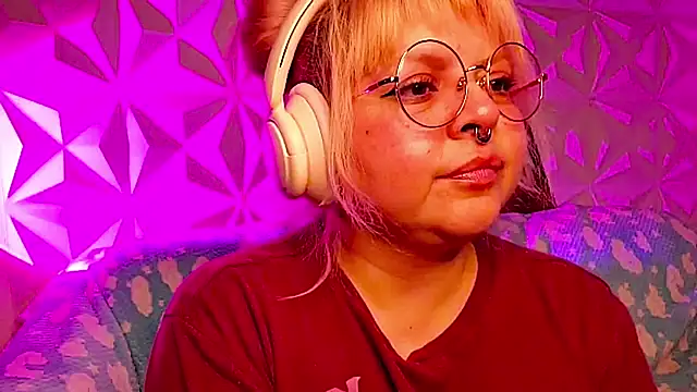 Show modela Satyn_doll na web-kameri