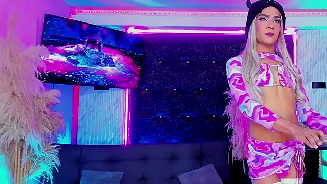 Pokazy przed kamerką – Queens_Wonders_Blonders