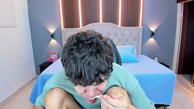 Tommy18__ élő XXX-chatje