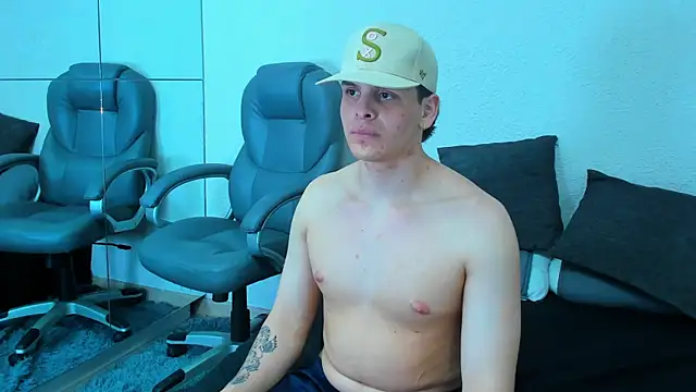 Show modela Liam_Cyrus na web-kameri