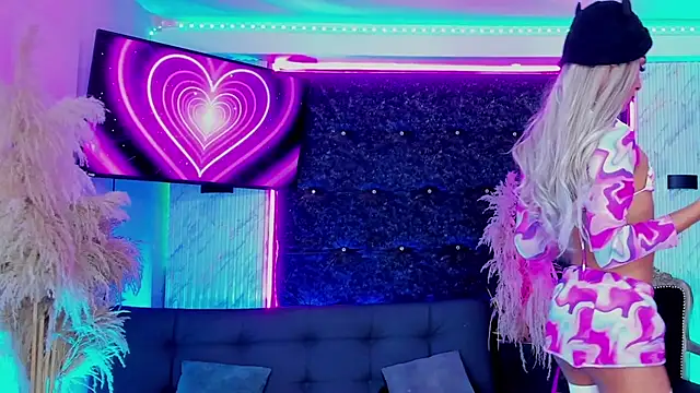 Queens_Wonders_Blonders' Webcam Show