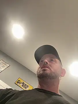 Enjoyedmine: διαδικτυακό σόου στην κάμερα