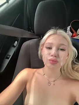 Kiss_Auroraa: διαδικτυακό σόου στην κάμερα