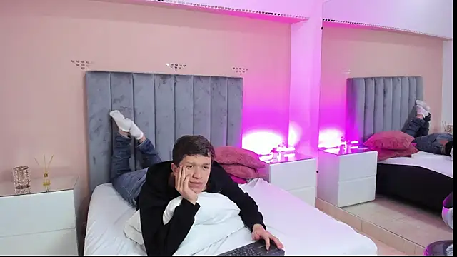 ken_col: διαδικτυακό σόου στην κάμερα