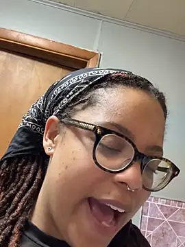 hazeleyedemonx13's Webcam Show