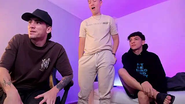 Handsomeboyss19: διαδικτυακό σόου στην κάμερα