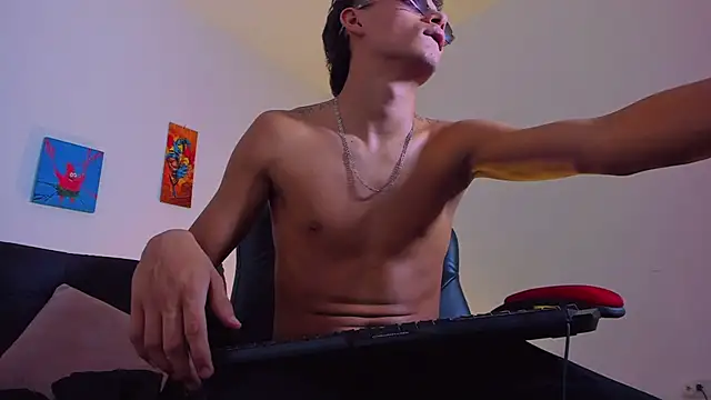 ryanlatiin webcam show