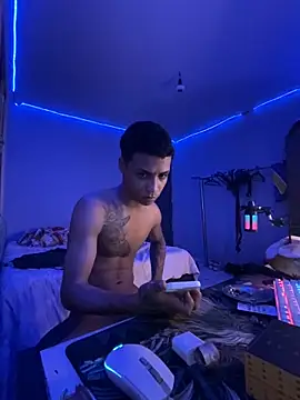 Rayanzimaker: διαδικτυακό σόου στην κάμερα