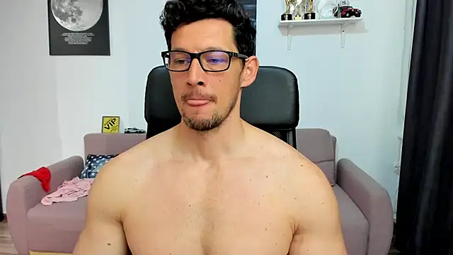 BrutusK08: διαδικτυακό σόου στην κάμερα