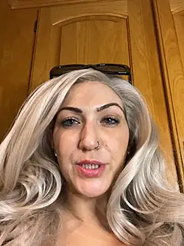 LittleMissEeve: διαδικτυακό σόου στην κάμερα